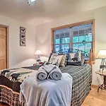 Resort Innsbruck Cabin With A Hot Tub And Deck!