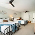 Gorgeous Modern Farmhouse W/Hot Tub & Pool Table
