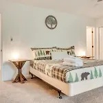 Spacious Rustic Helen Abode About Half Mi From Tubing!