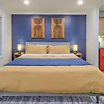 Charming Downtown Helen Getaway