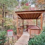 Spacious Home In Helen With Porch And Balcony!