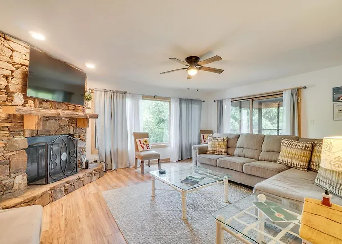 Spacious Rustic Helen Abode About Half Mi From Tubing!