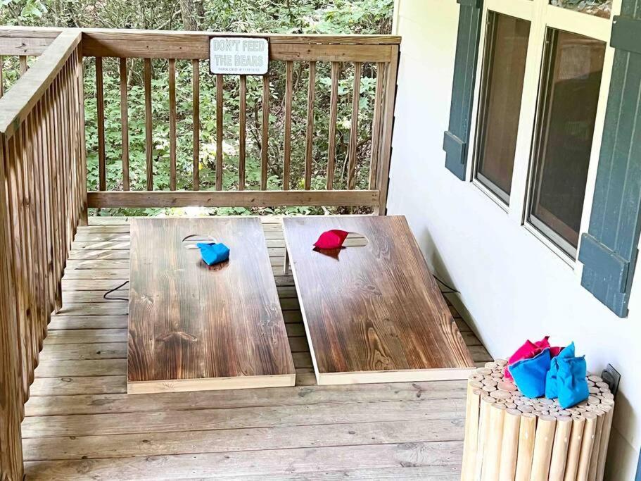 Peaceful Treetop Escape! Pool Table, Grill, Games, Sleeps 10!