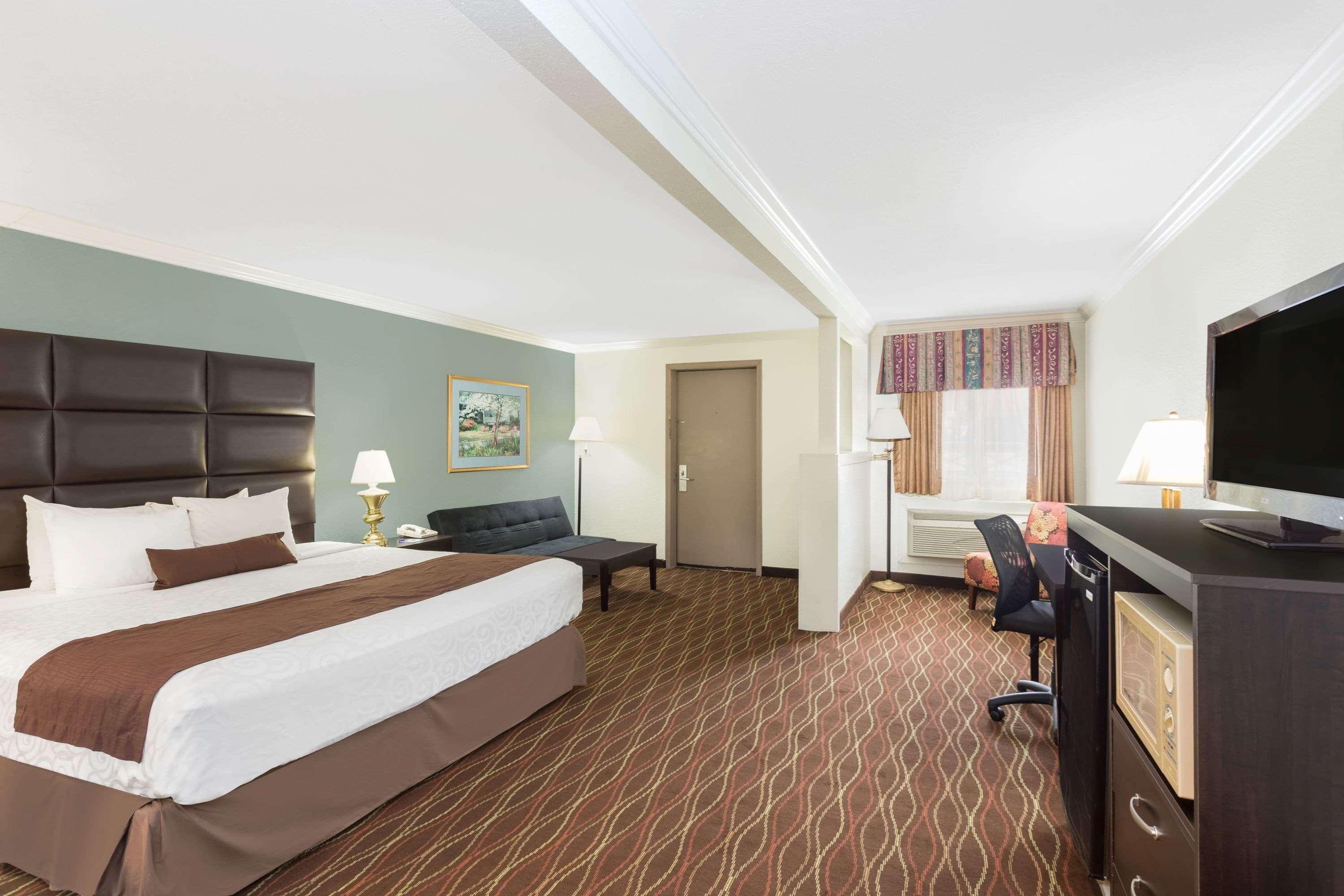 Baymont By Wyndham Motel