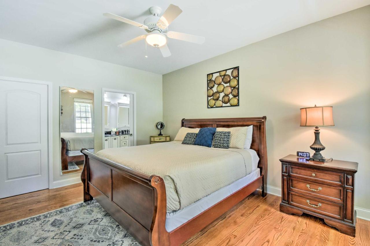 Holiday home Retreat With Hot Tub, 2 Mi To Downtown!