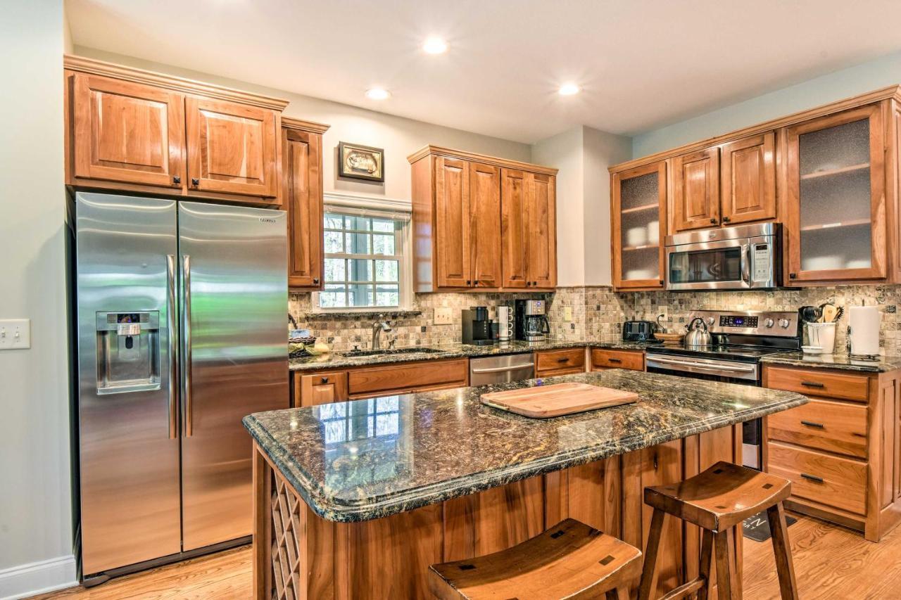 Retreat With Hot Tub, 2 Mi To Downtown! Holiday home