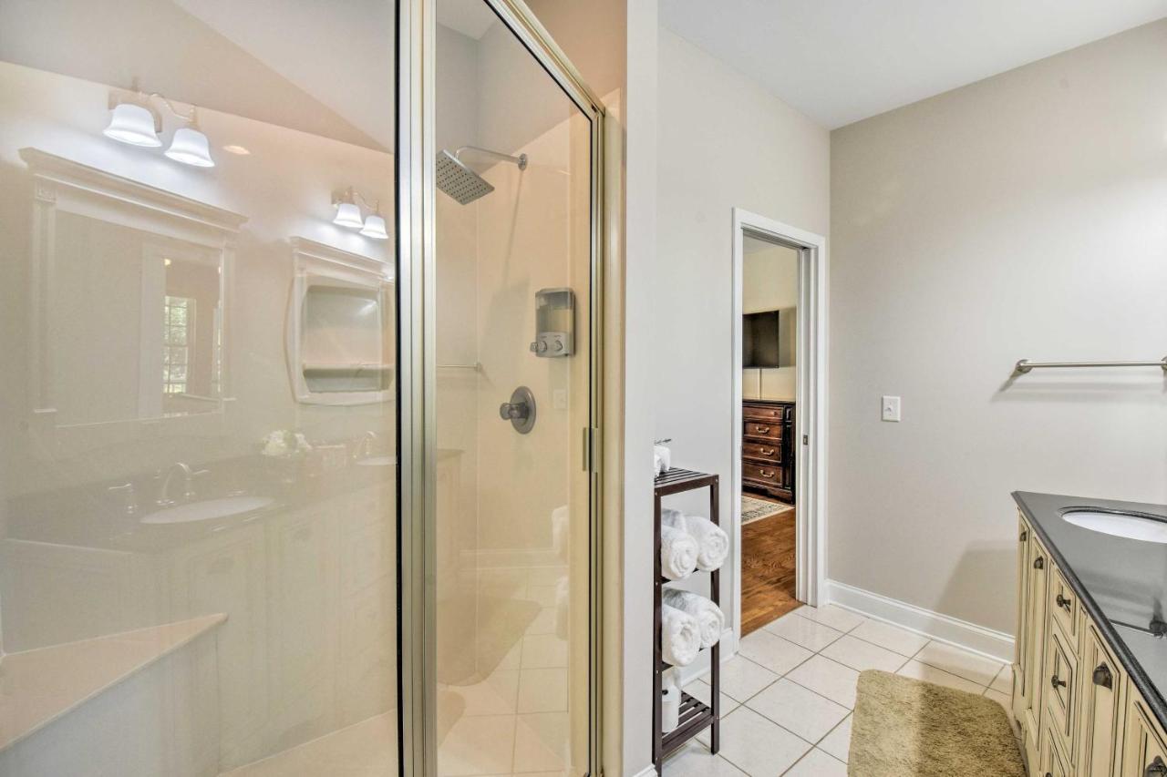 Retreat With Hot Tub, 2 Mi To Downtown! Holiday home *