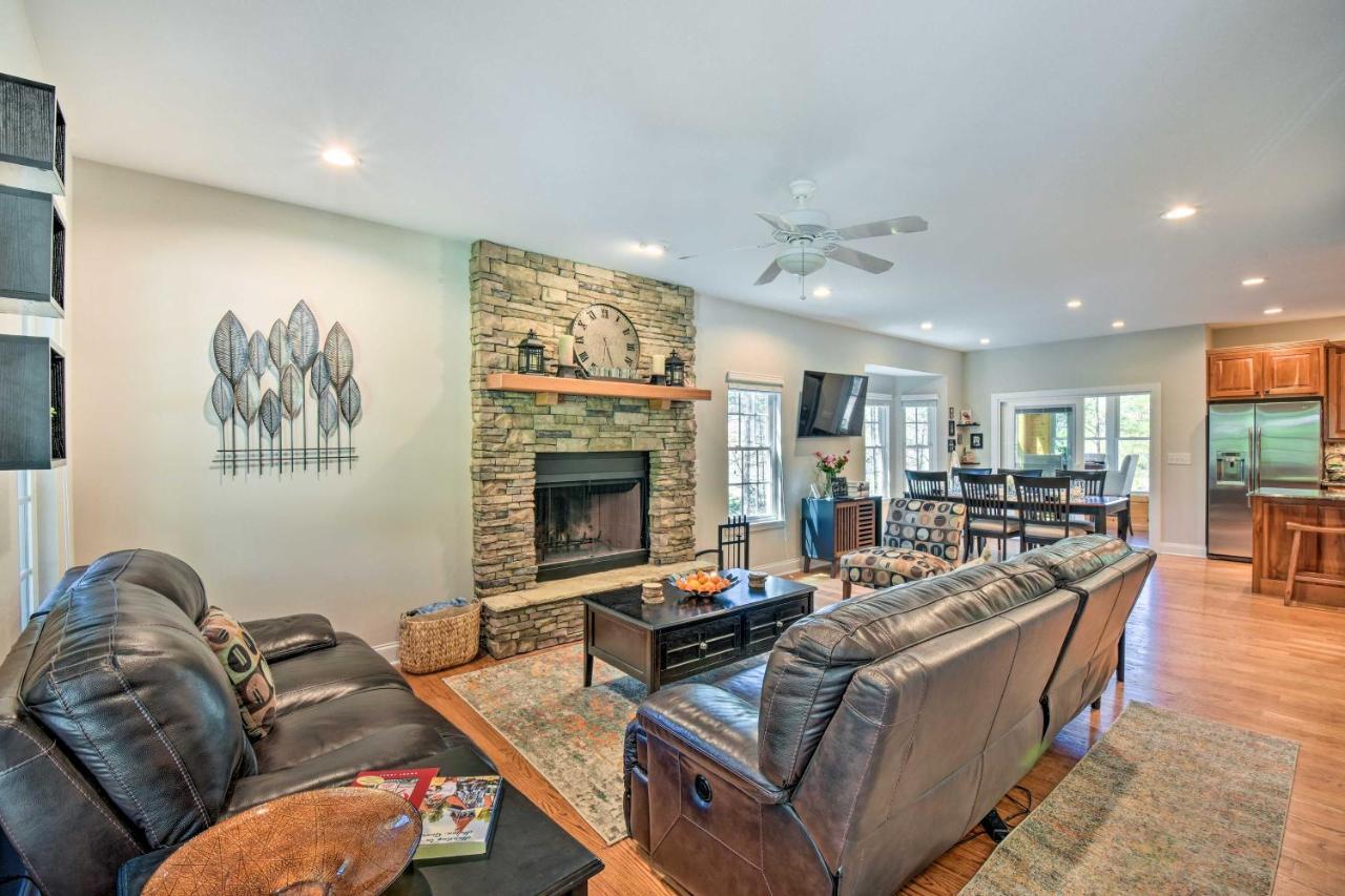 Holiday home Retreat With Hot Tub, 2 Mi To Downtown!