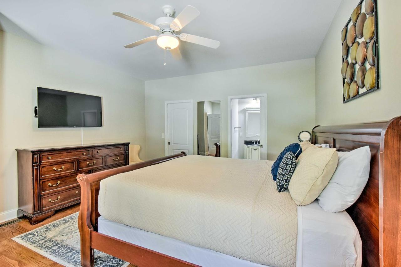Holiday home Retreat With Hot Tub, 2 Mi To Downtown! *