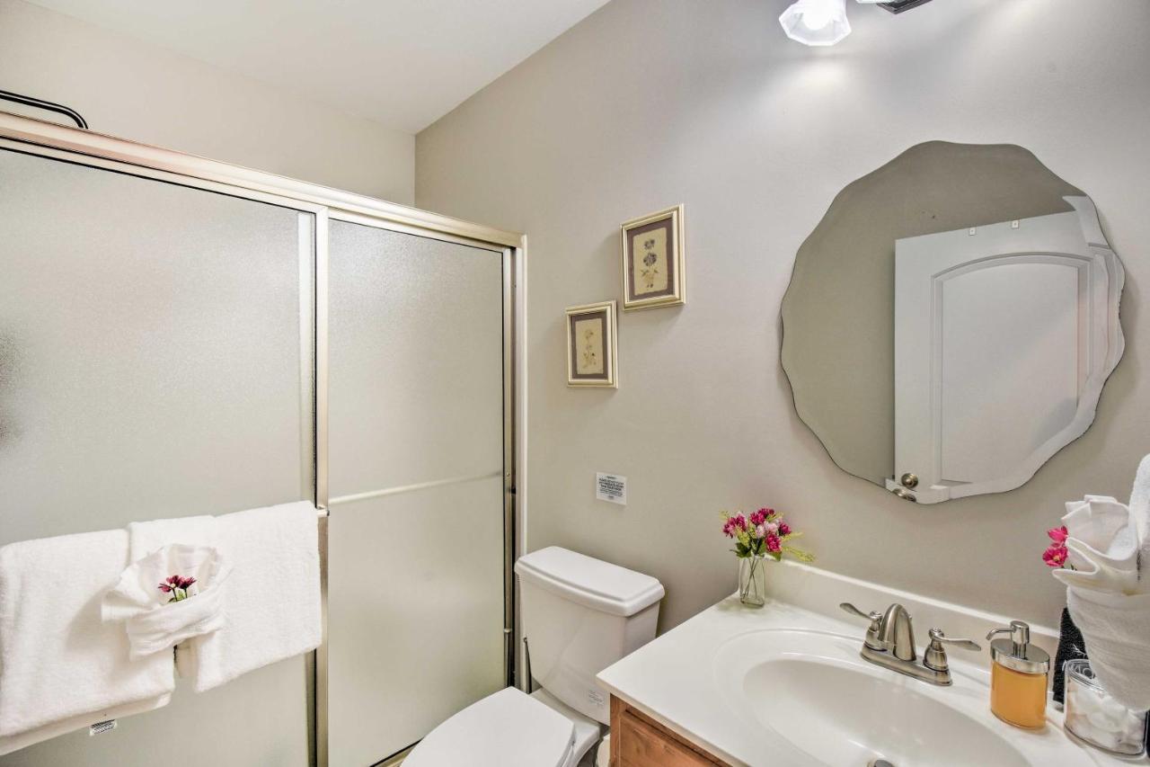 Holiday home Retreat With Hot Tub, 2 Mi To Downtown!