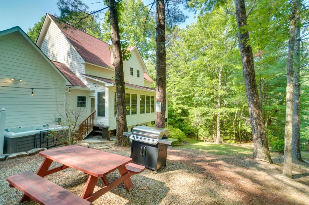 Holiday home Retreat With Hot Tub, 2 Mi To Downtown!