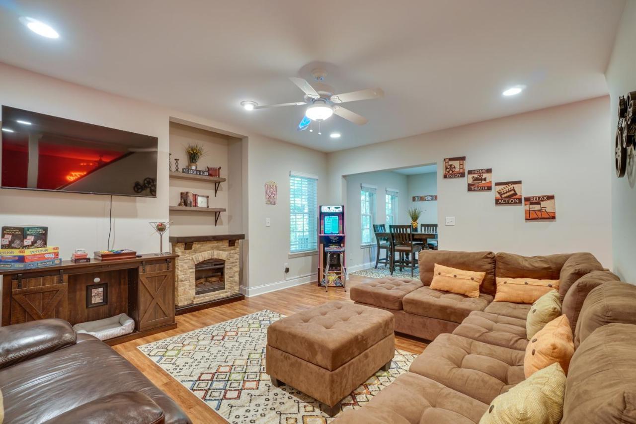 Retreat With Hot Tub, 2 Mi To Downtown! Holiday home *