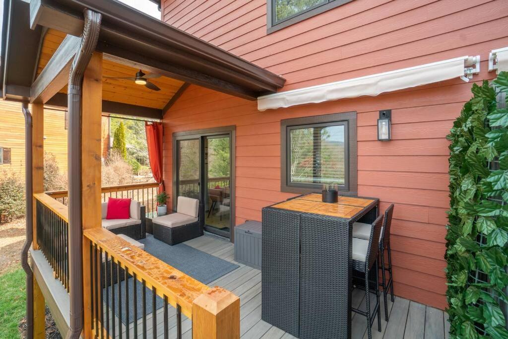 Walk To Downtown-gated Golf Holiday home