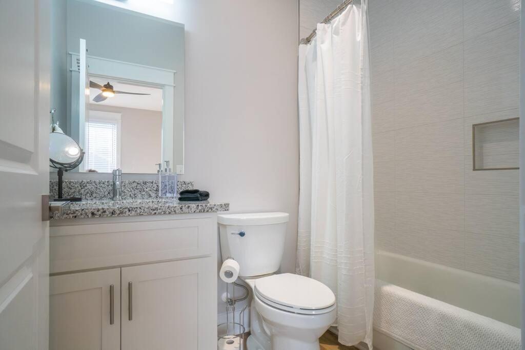 Walk To Downtown-gated Golf Holiday home