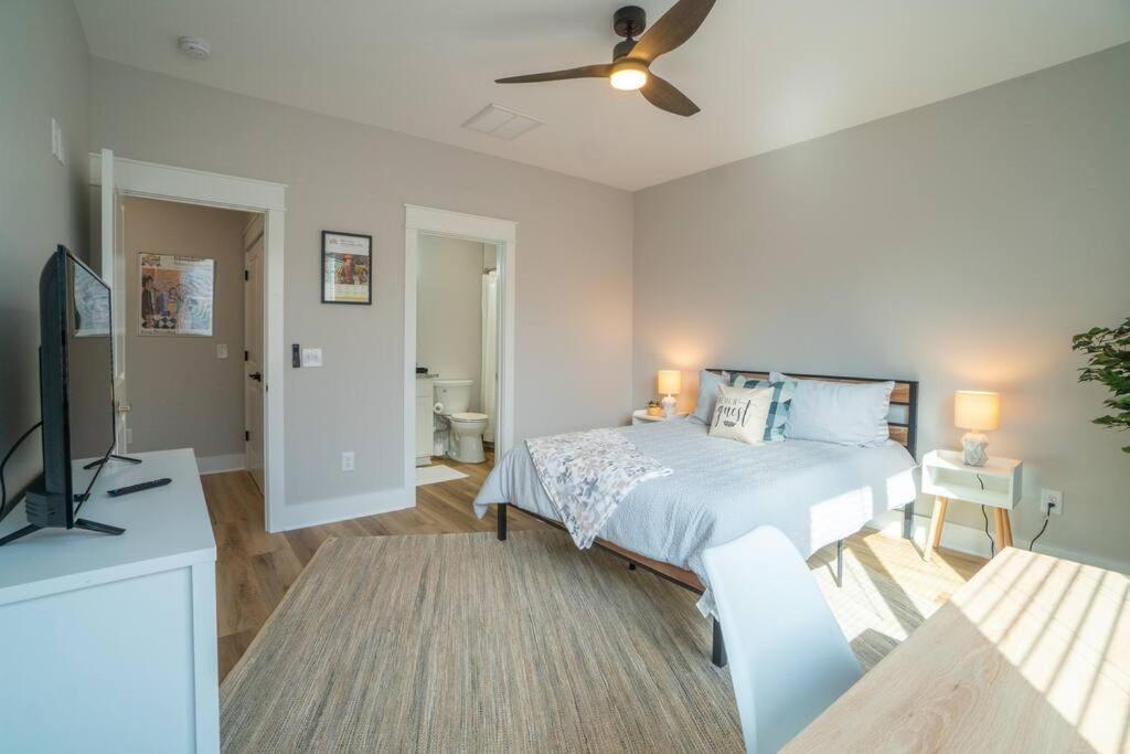 Walk To Downtown-gated Golf