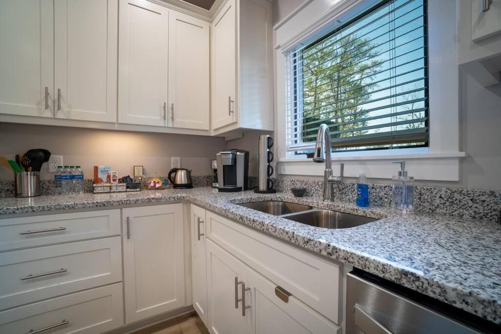 Walk To Downtown-gated Golf *
