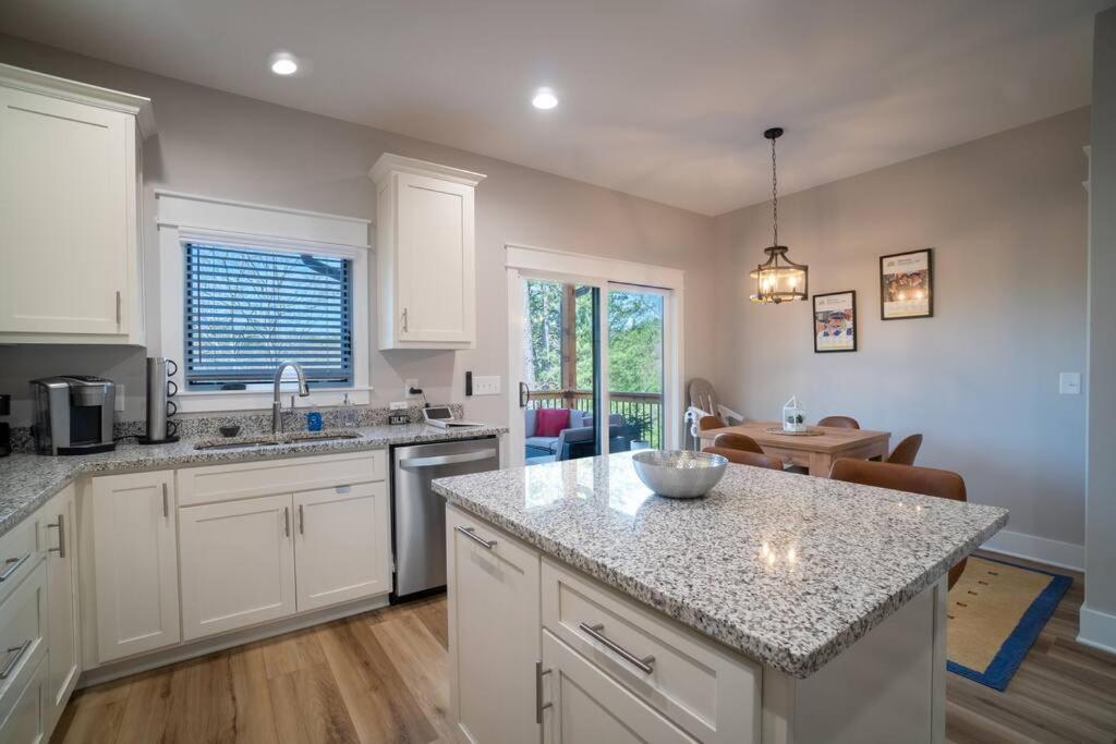 Walk To Downtown-gated Golf *