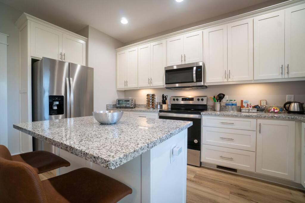 Walk To Downtown-gated Golf Holiday home *