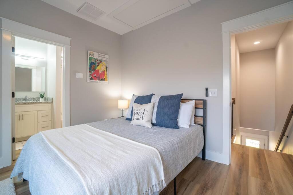 Holiday home Walk To Downtown-gated Golf *