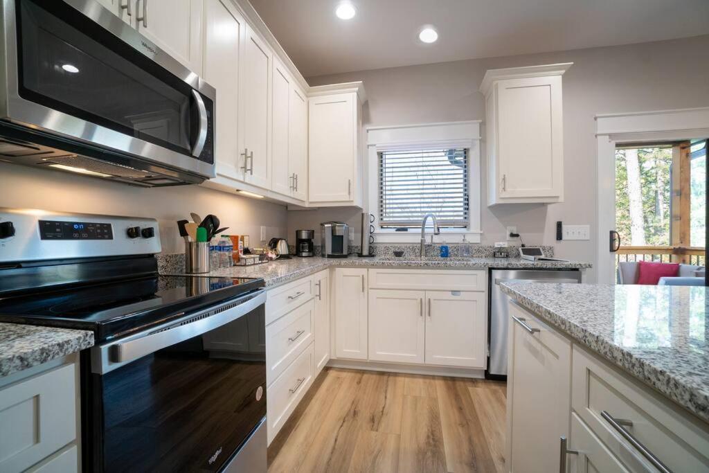 Walk To Downtown-gated Golf Holiday home