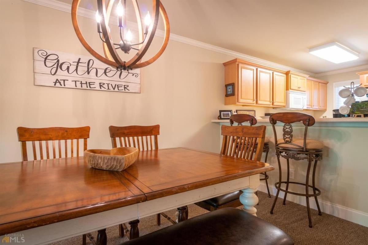 Riverfront Within Walking Distance Of Holiday home