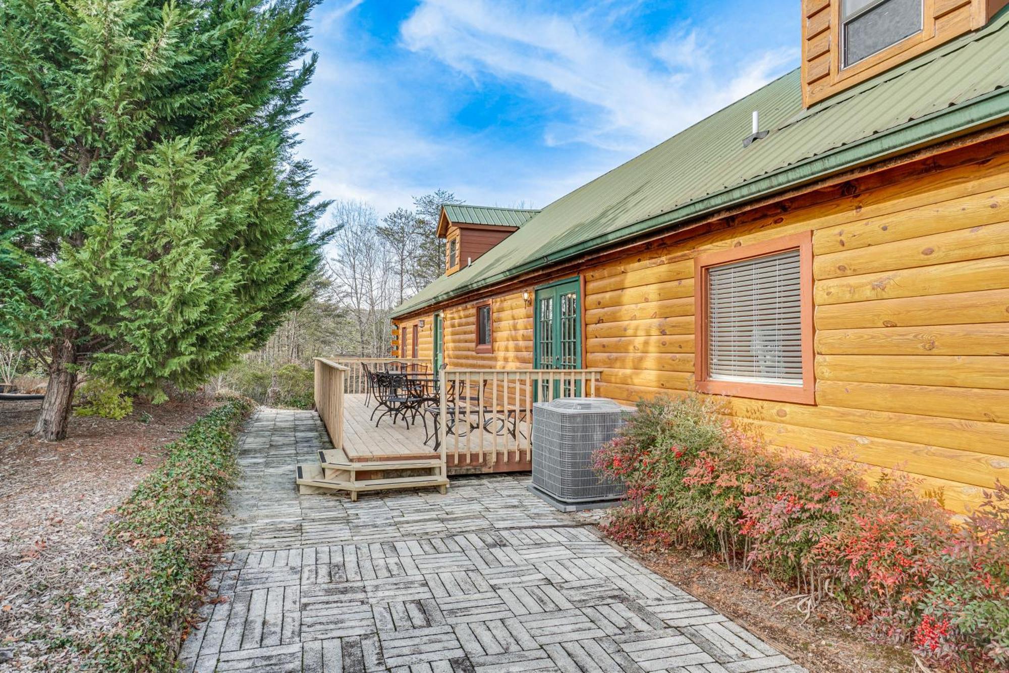 Holiday home Spacious Log Cabin In With Deck And Pool Access! Helen