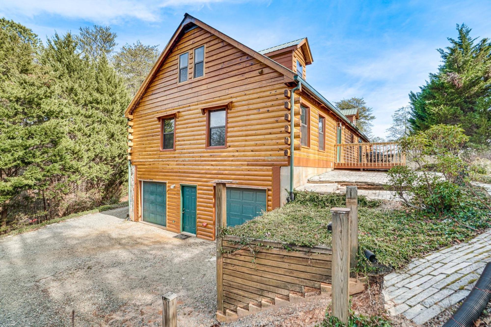 Holiday home Spacious Log Cabin In With Deck And Pool Access! Helen