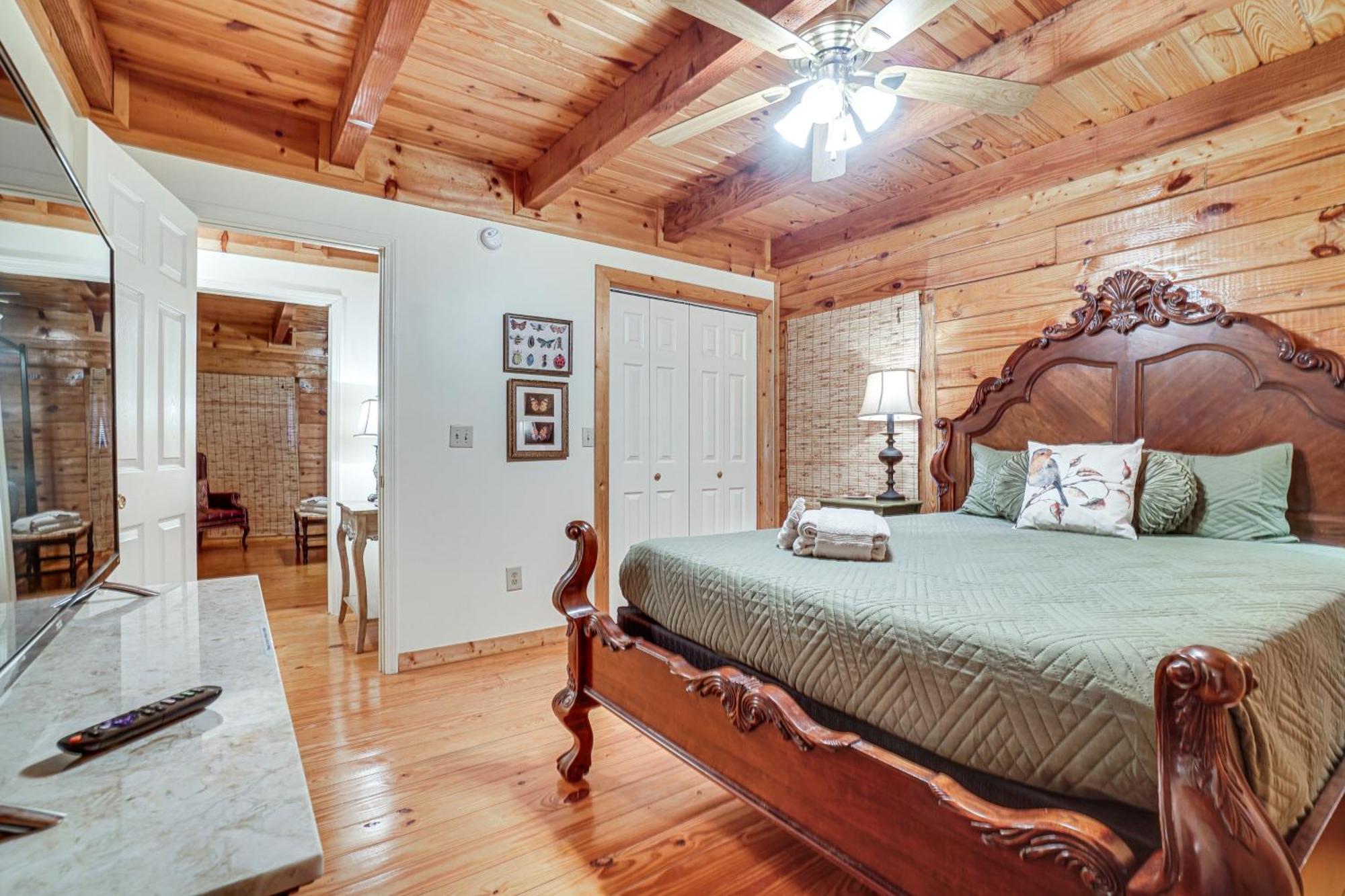 Spacious Log Cabin In With Deck And Pool Access! Holiday home *