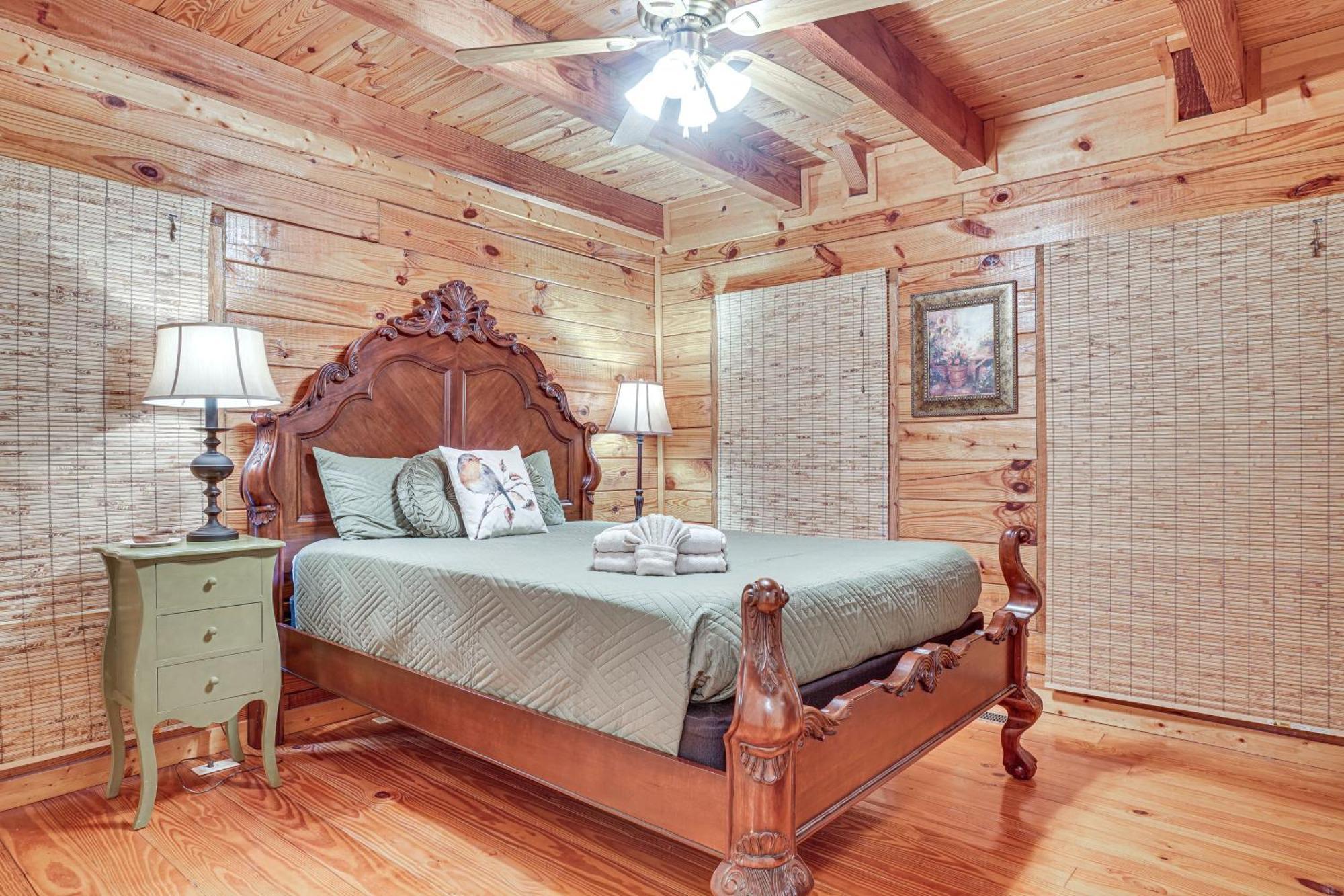 Spacious Log Cabin In With Deck And Pool Access! *