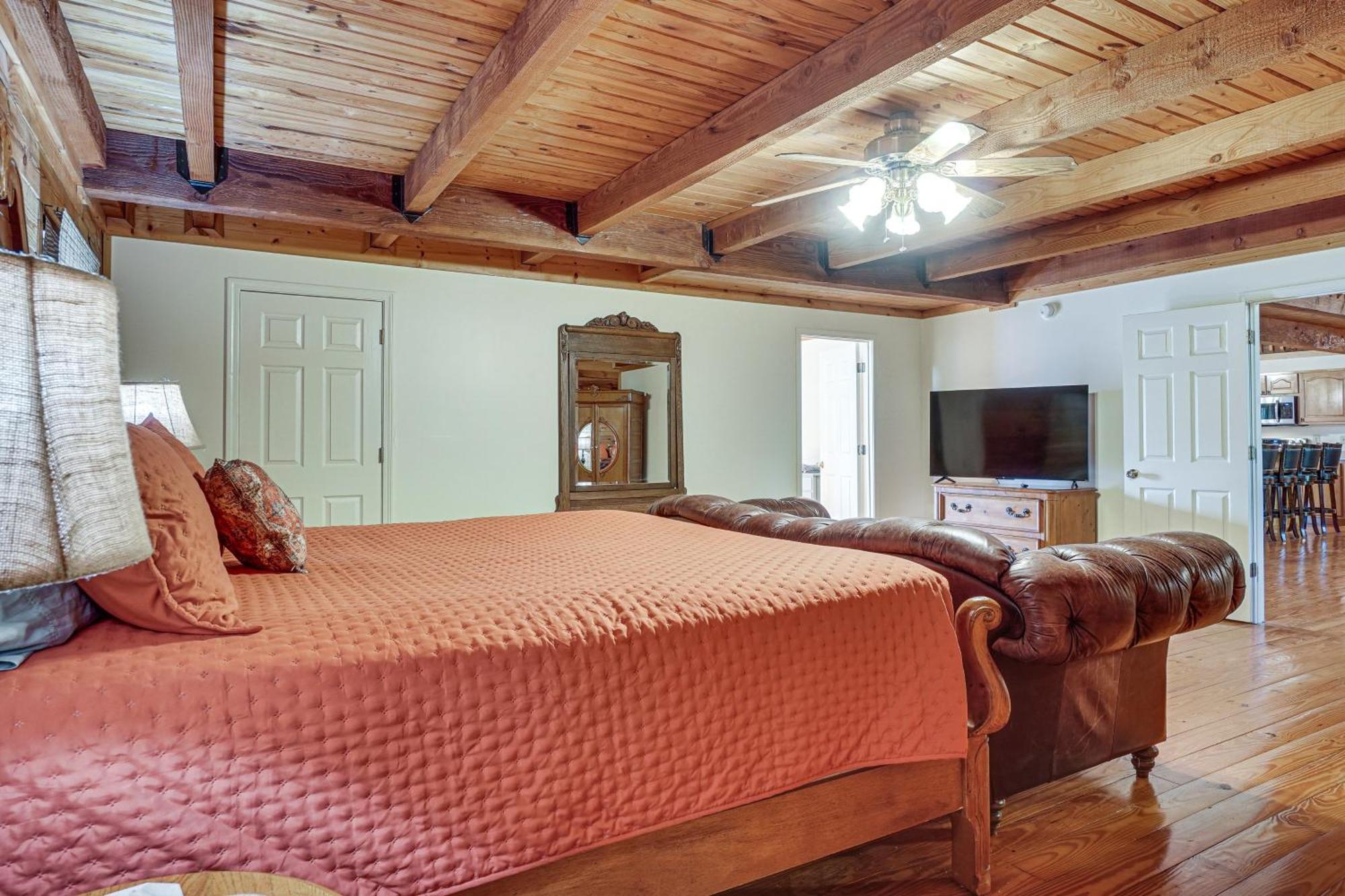 Spacious Log Cabin In With Deck And Pool Access! * Helen
