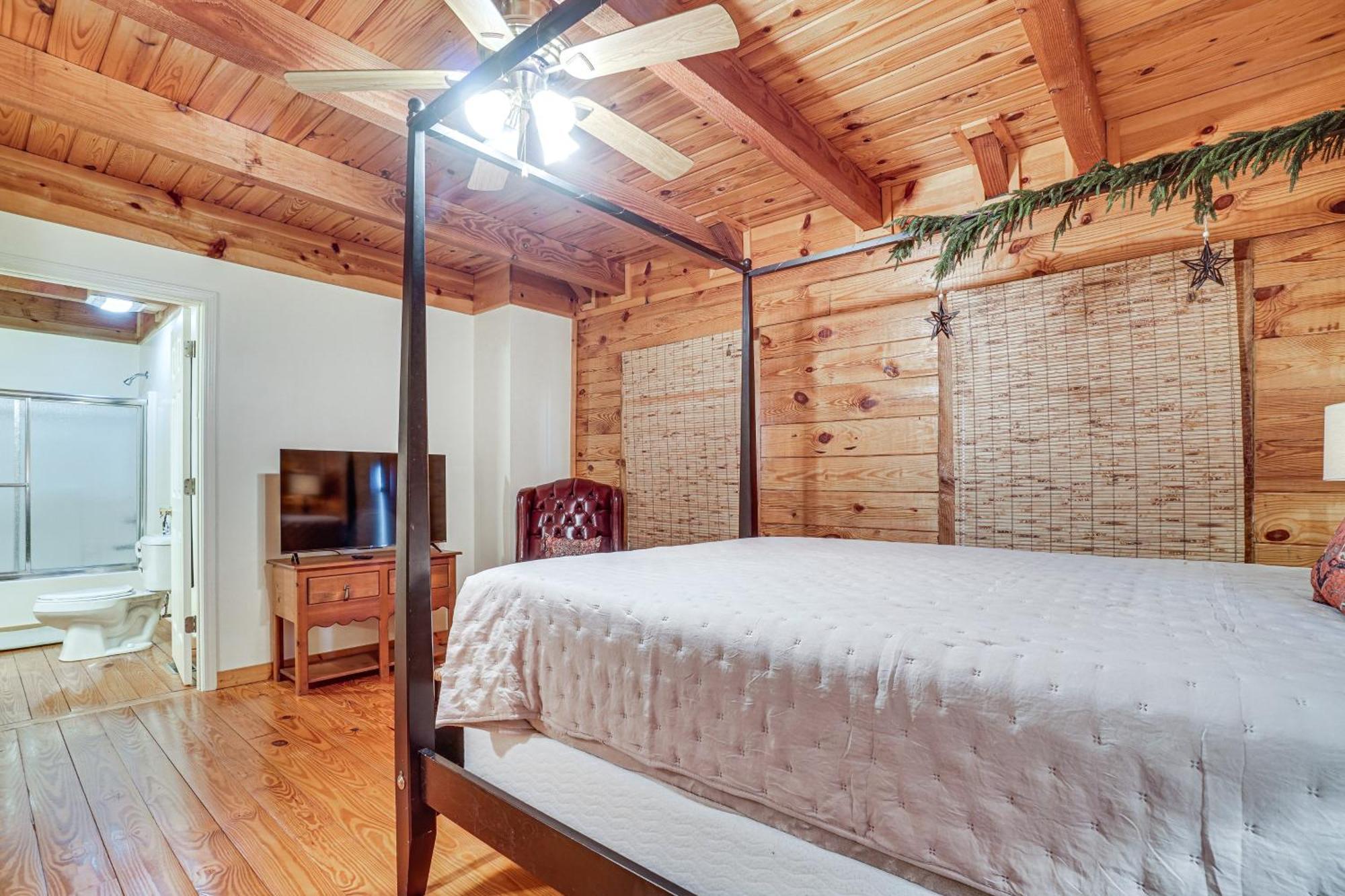 Holiday home Spacious Log Cabin In With Deck And Pool Access!