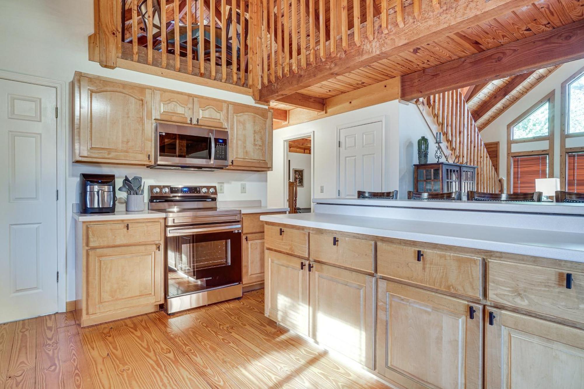 Spacious Log Cabin In With Deck And Pool Access!