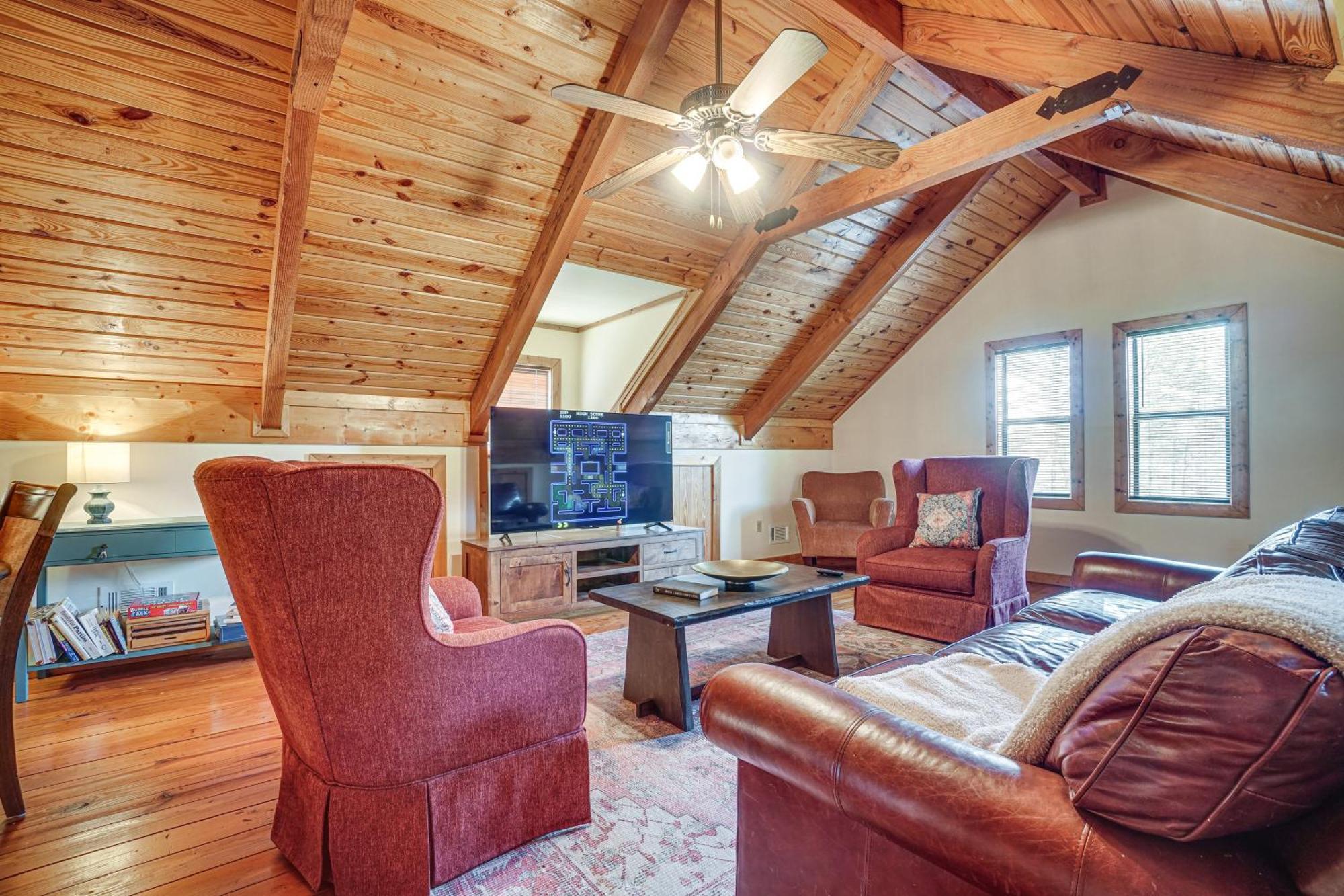 Spacious Log Cabin In With Deck And Pool Access! *