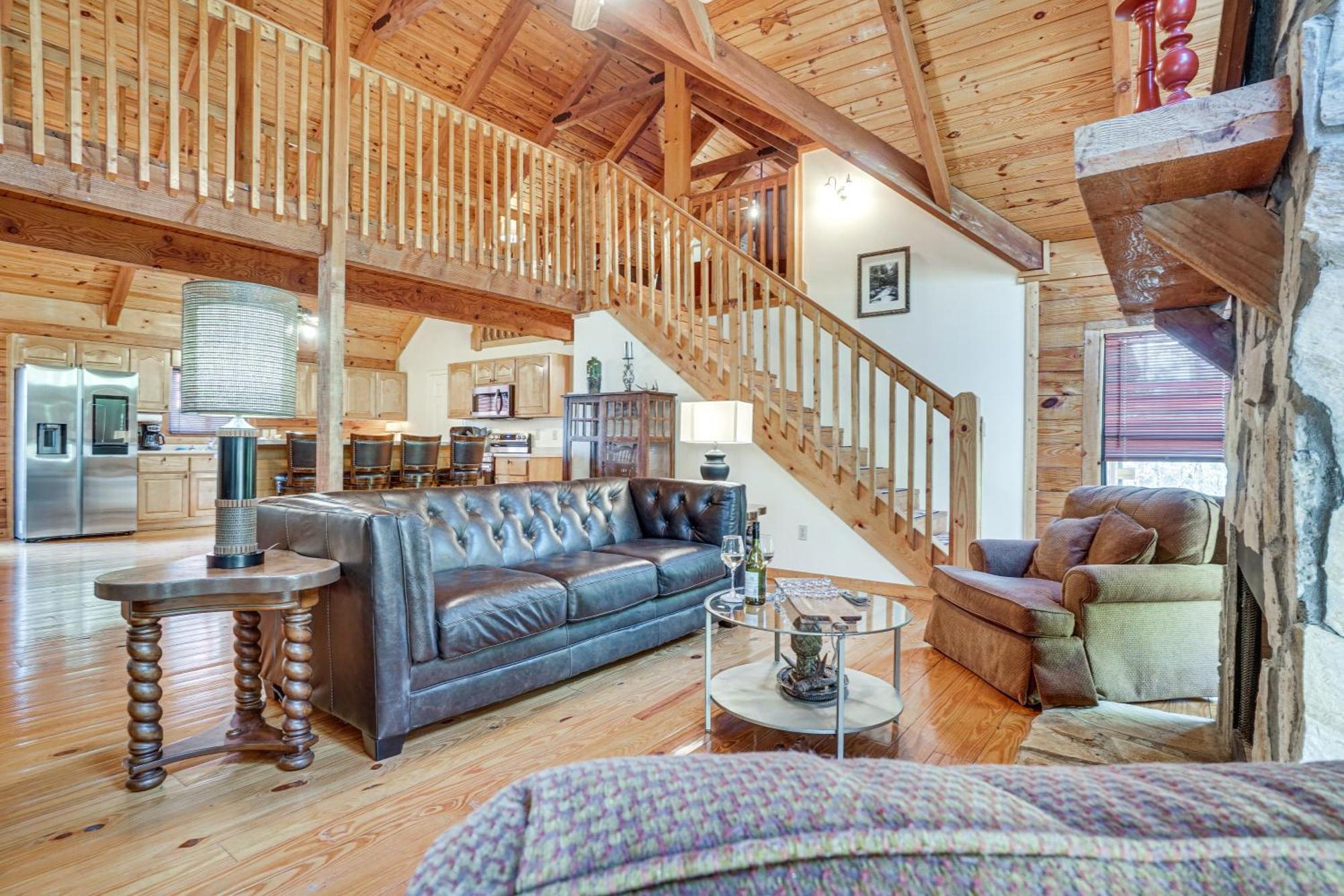 Spacious Log Cabin In With Deck And Pool Access!