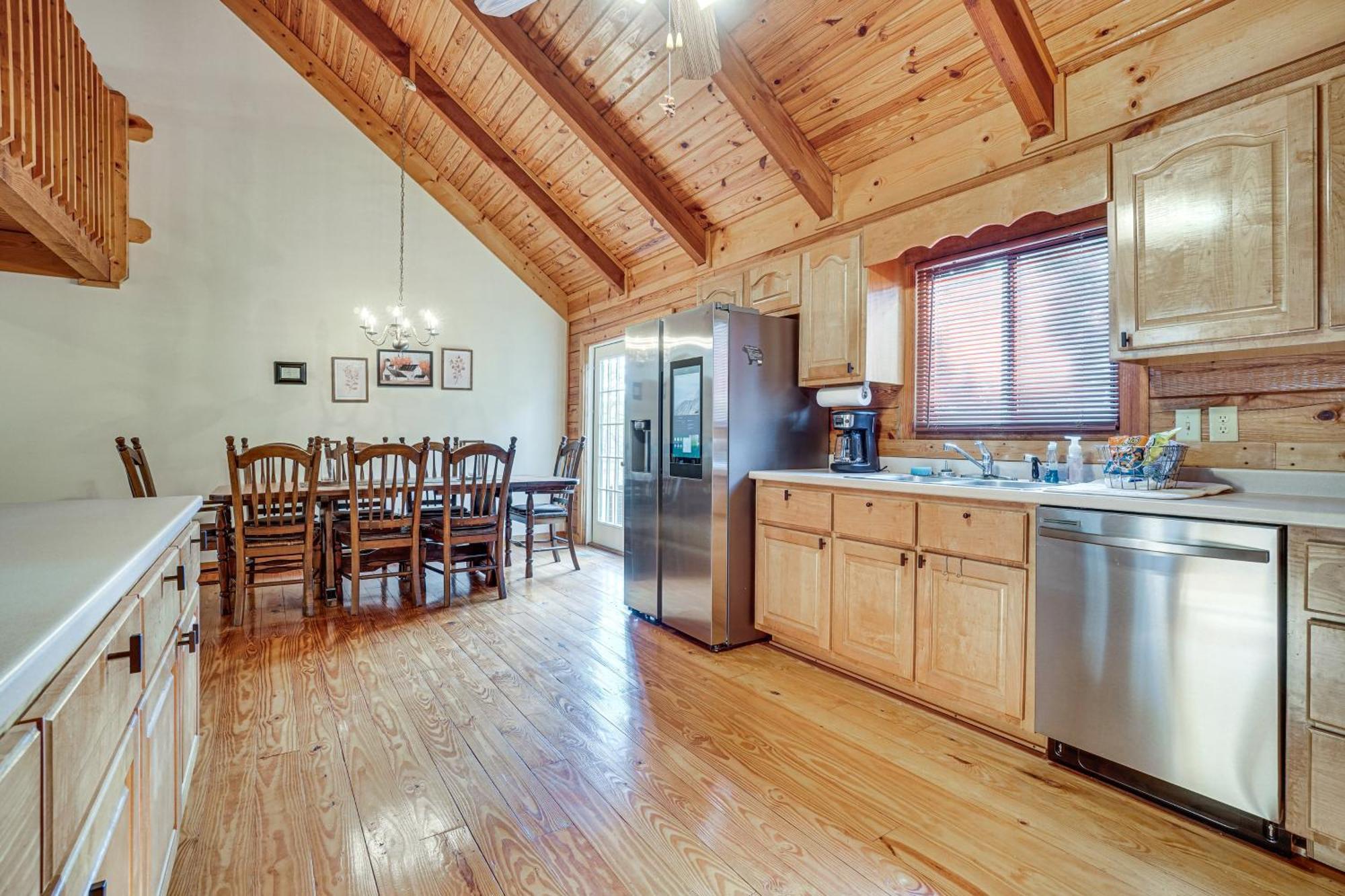 Spacious Log Cabin In With Deck And Pool Access! * Helen