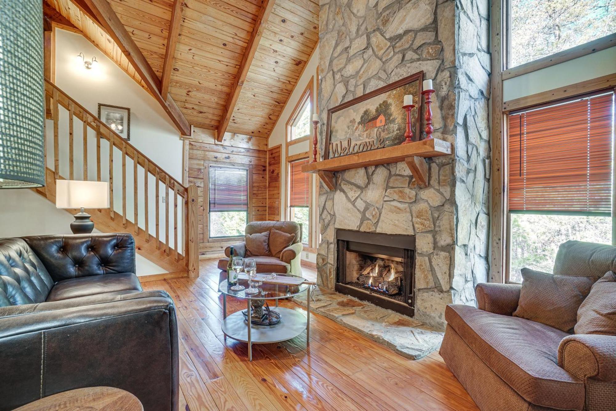 Spacious Log Cabin In With Deck And Pool Access! Helen