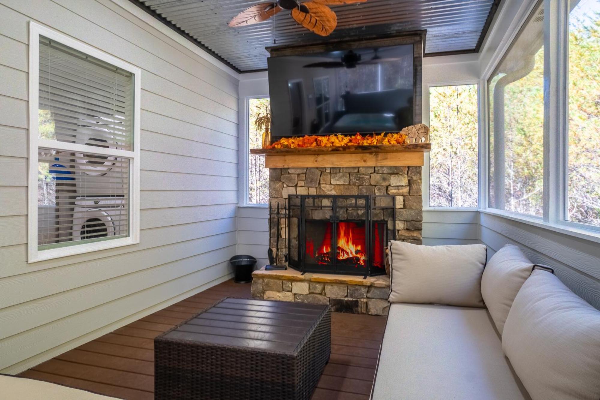 Par-tee Haus I- Game & Hot Tub-walk To Holiday home *