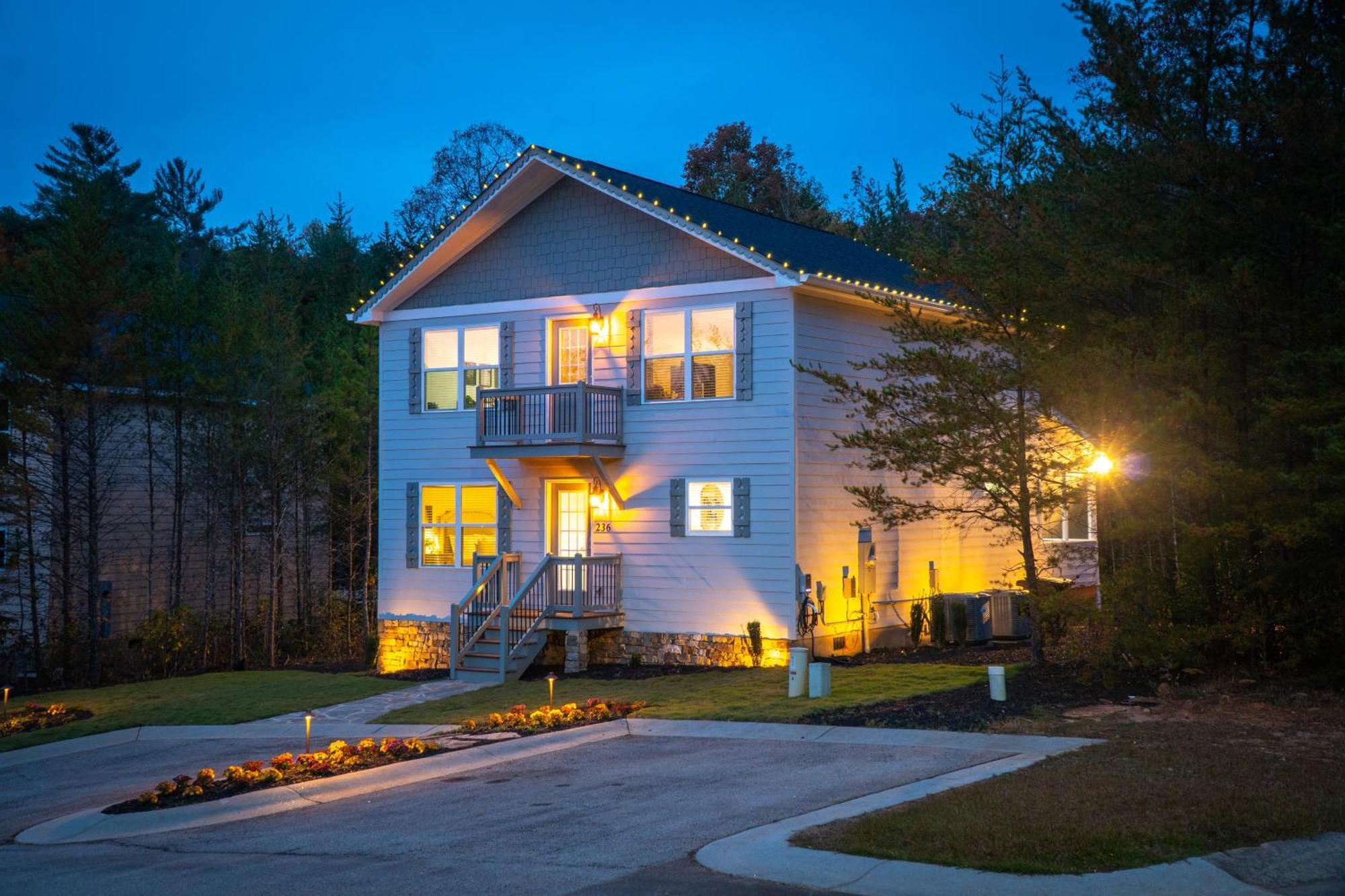 Par-tee Haus I- Game & Hot Tub-walk To Holiday home Helen