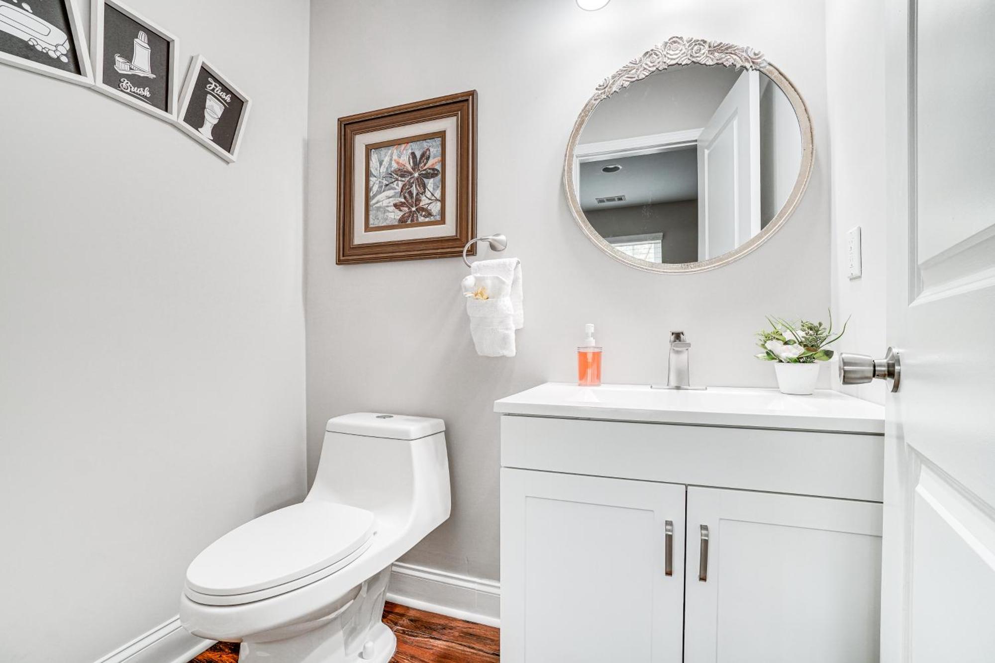 Retreat With Hot Tub, 2 Mi To Downtown! *