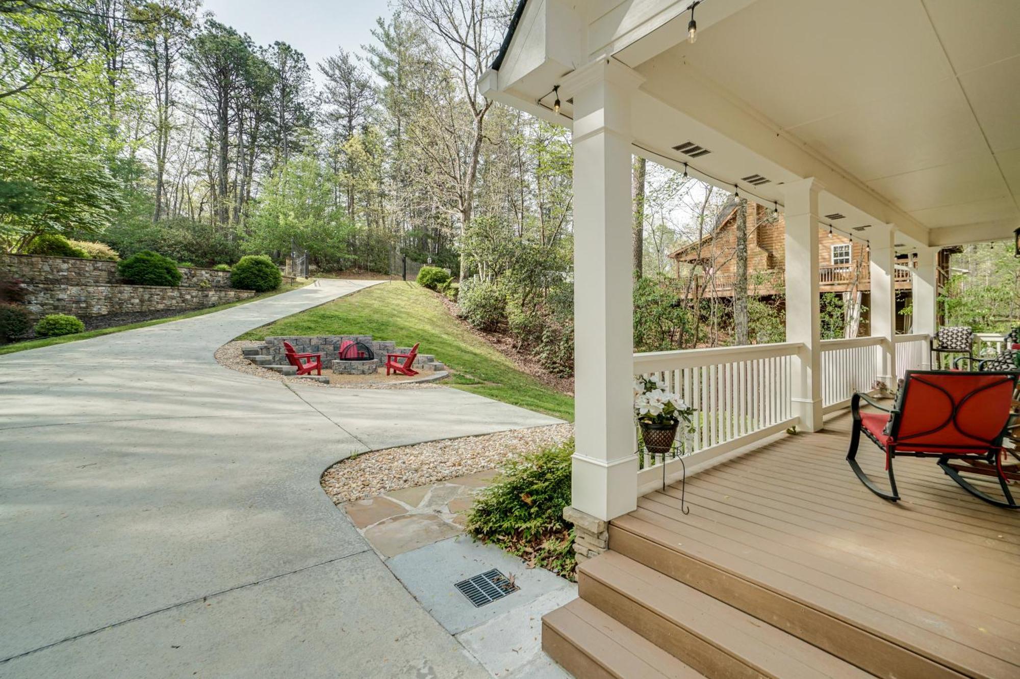 Holiday home Retreat With Hot Tub, 2 Mi To Downtown!