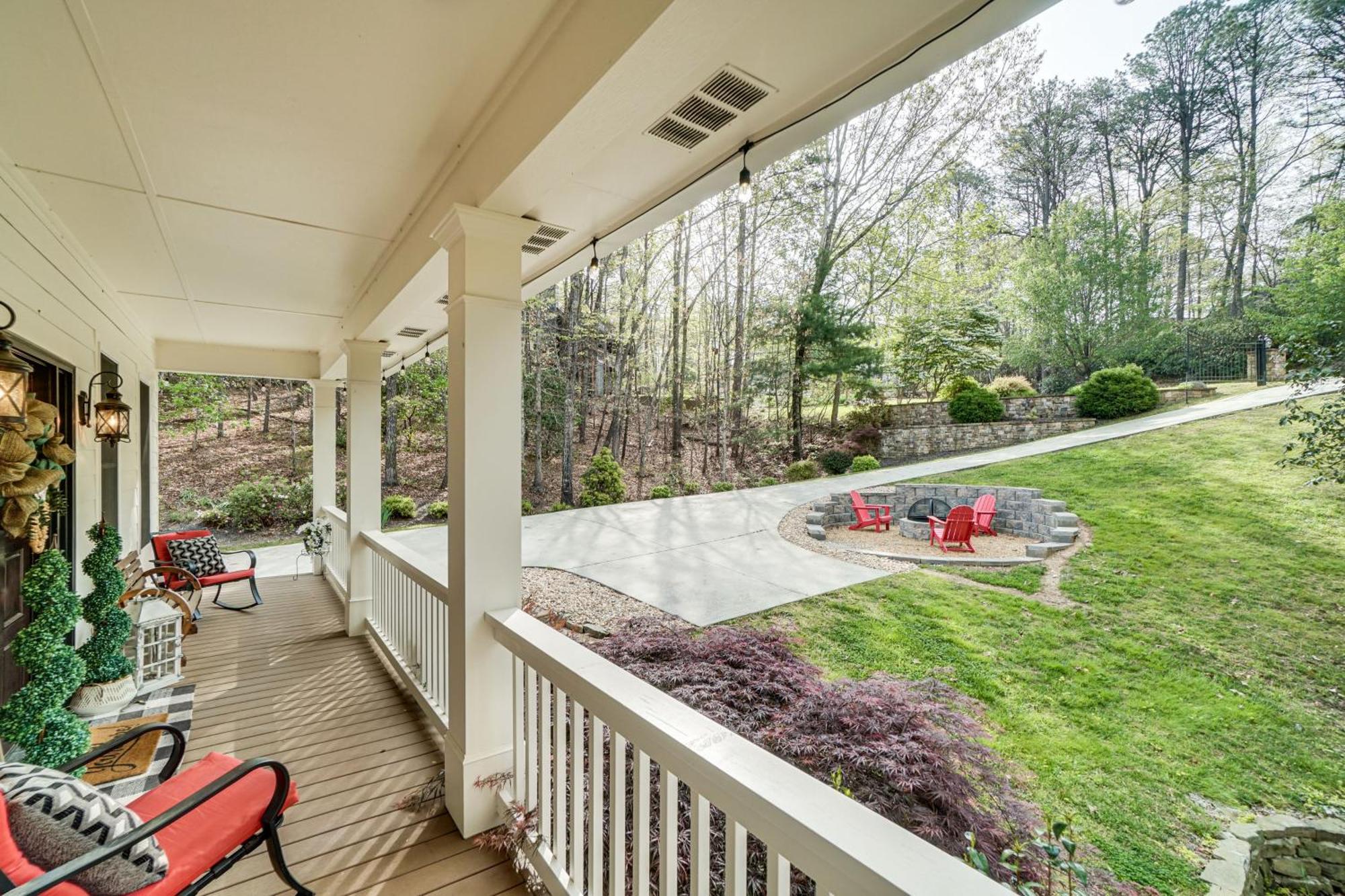 Holiday home Retreat With Hot Tub, 2 Mi To Downtown!