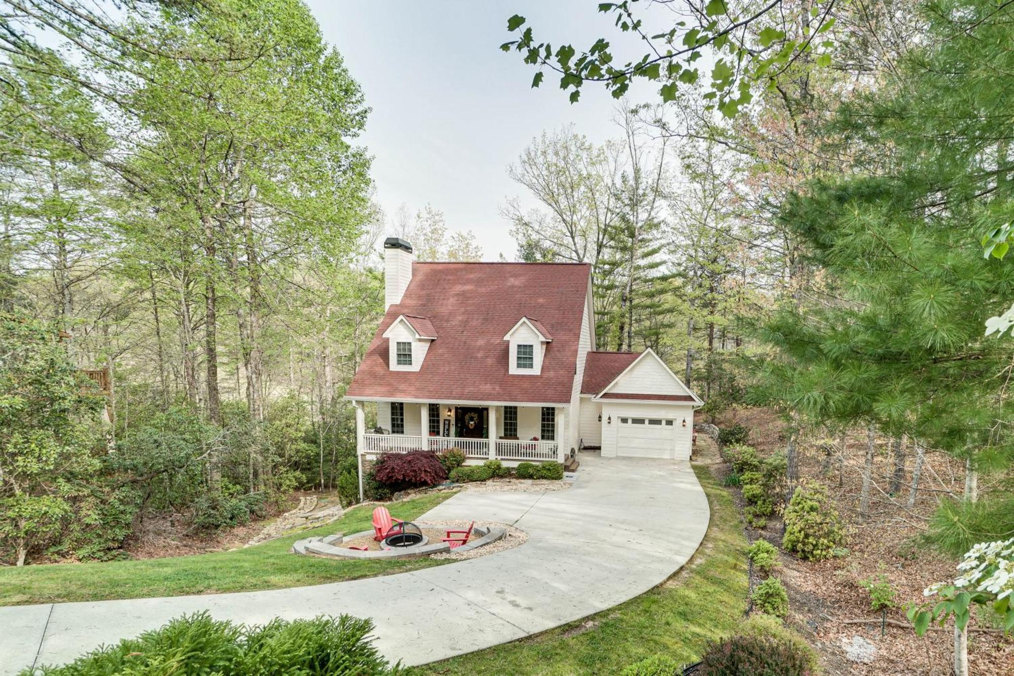 Holiday home Retreat With Hot Tub, 2 Mi To Downtown! *