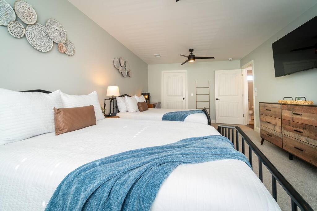 Holiday home Gorgeous Modern W/hot Tub & Pool Table *