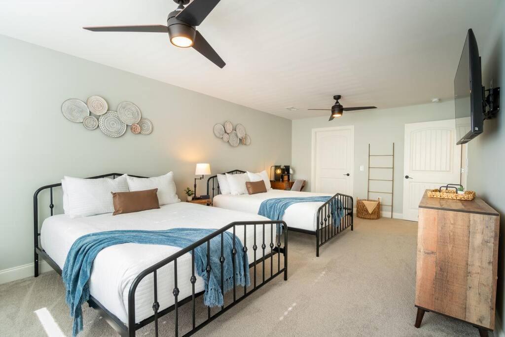 Gorgeous Modern W/hot Tub & Pool Table Helen