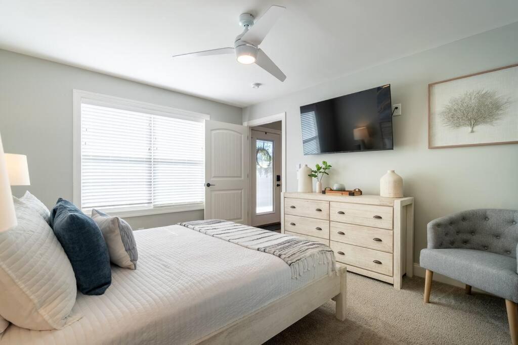 Gorgeous Modern W/hot Tub & Pool Table Holiday home Helen