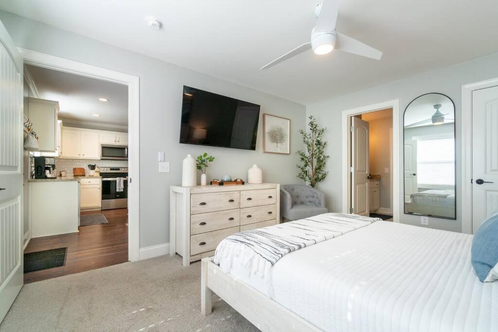 Holiday home Gorgeous Modern W/hot Tub & Pool Table Helen