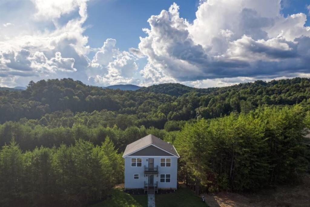 Gorgeous Modern W/hot Tub & Pool Table Holiday home *