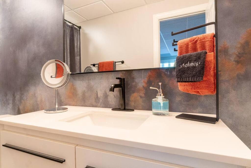 Holiday home Gorgeous Modern W/hot Tub & Pool Table *