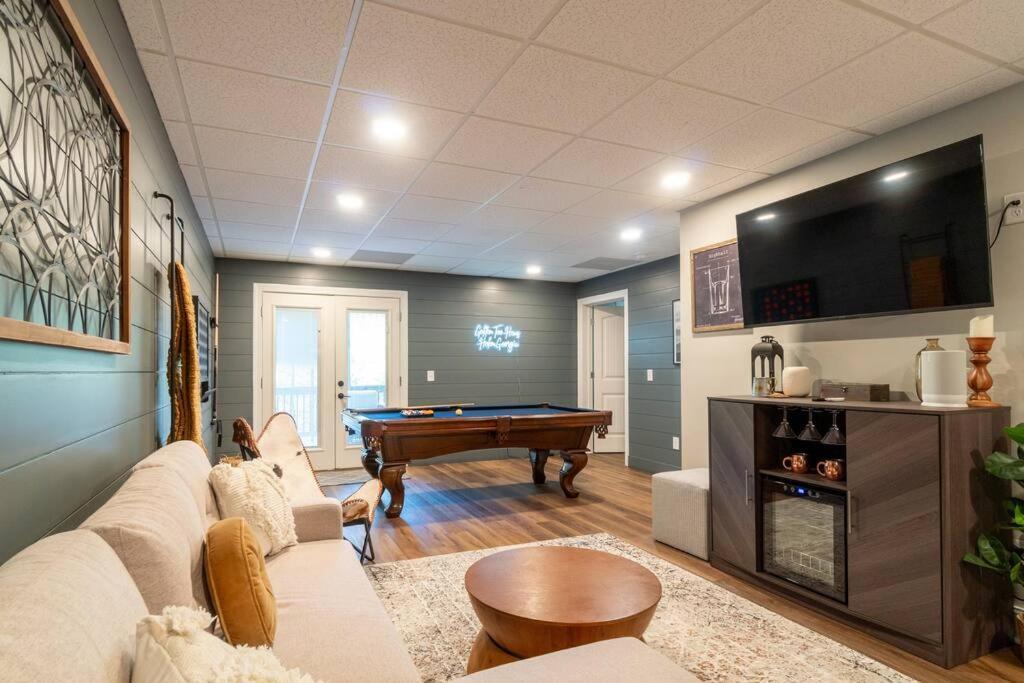 Gorgeous Modern W/hot Tub & Pool Table Holiday home Helen