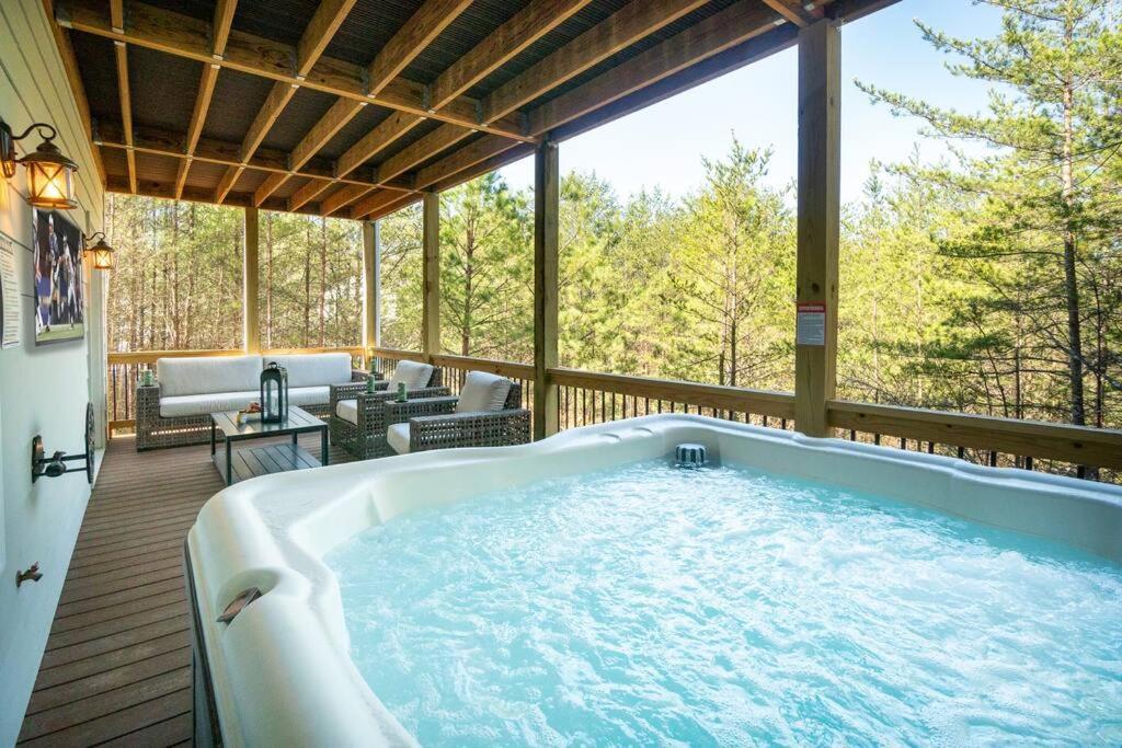 Holiday home Gorgeous Modern W/hot Tub & Pool Table Helen